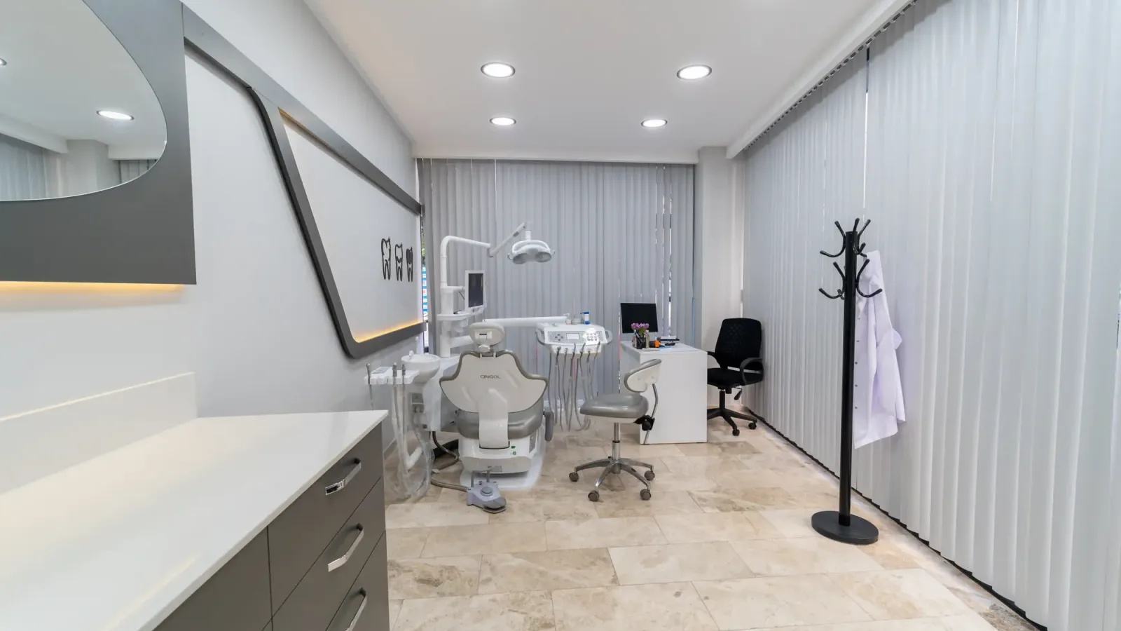 Günaydın Diş Kliniği'nde apse drenajı ve acil müdahale yapılan tedavi odası