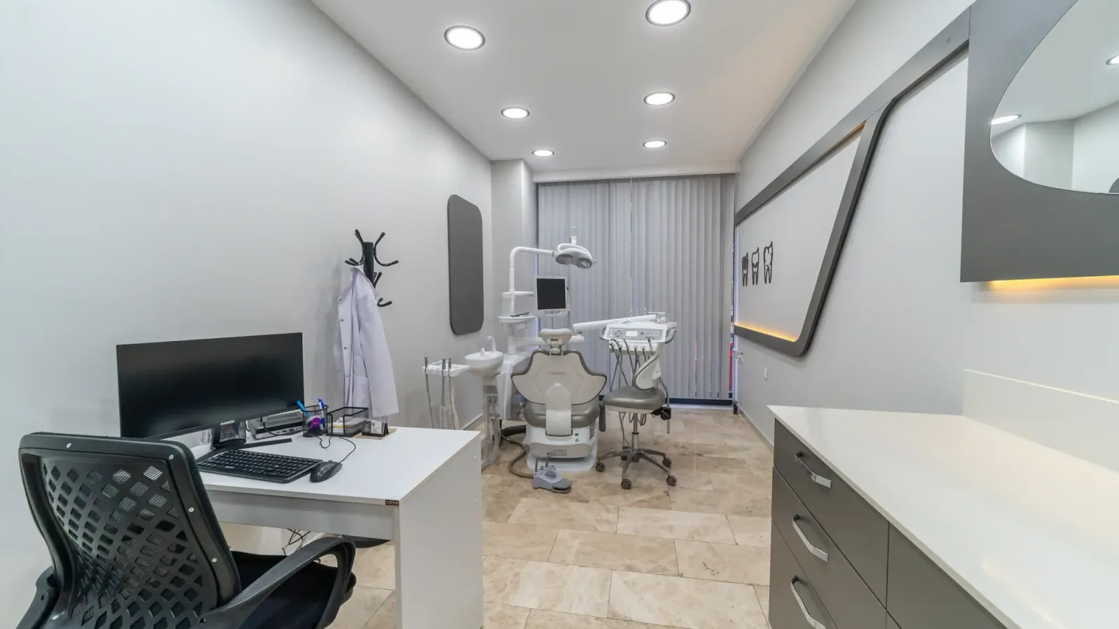 Günaydın Diş Kliniği'nde kanal tedavisi yapılan tedavi odası ve diş üniti